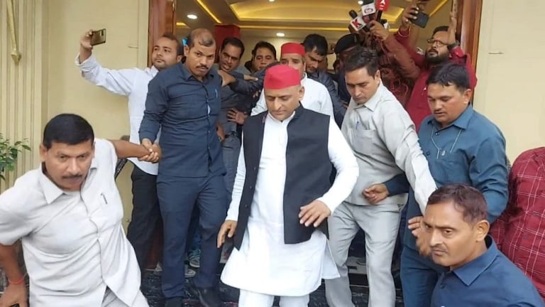 मैनपुरी में उपचुनाव की घोषणा होते ही चाचा के घर पहुंचे अखिलेश यादव, प्रत्याशी का ऐलान जल्द UP Tak