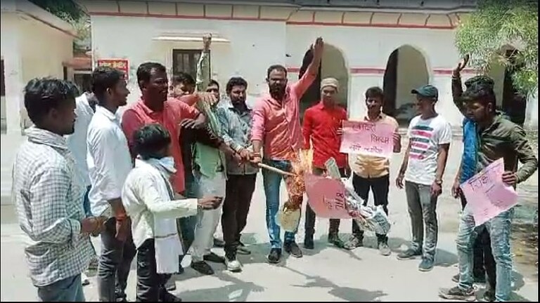 CHS में लॉटरी सिस्टम से एडमिशन के खिलाफ NSUI ने फूंका BHU कुलपति का पुतला UP Tak