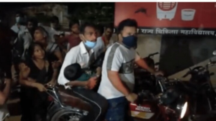 फिरोजाबाद: 24 घंटे में 5 और मौतें, 3 डॉक्टर सस्पेंड, बाइक पर शव की तस्वीर आई सामने UP Tak