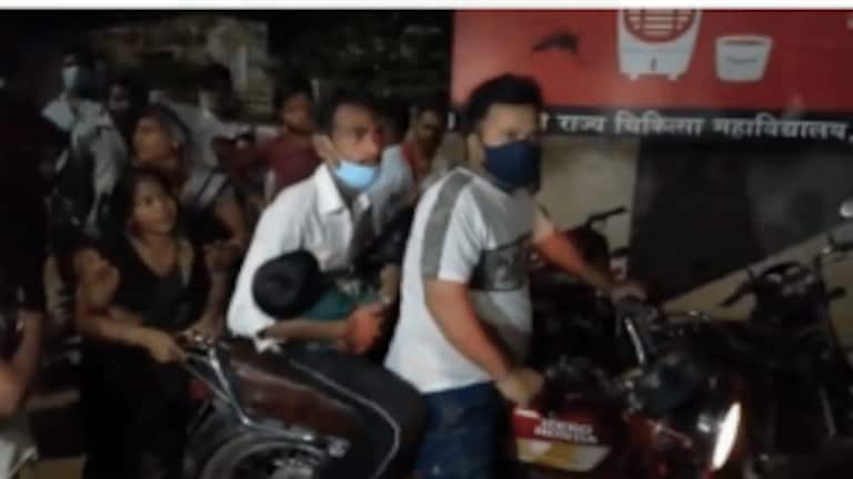 फिरोजाबाद: 24 घंटे में 5 और मौतें, 3 डॉक्टर सस्पेंड, बाइक पर शव की तस्वीर आई सामने UP Tak