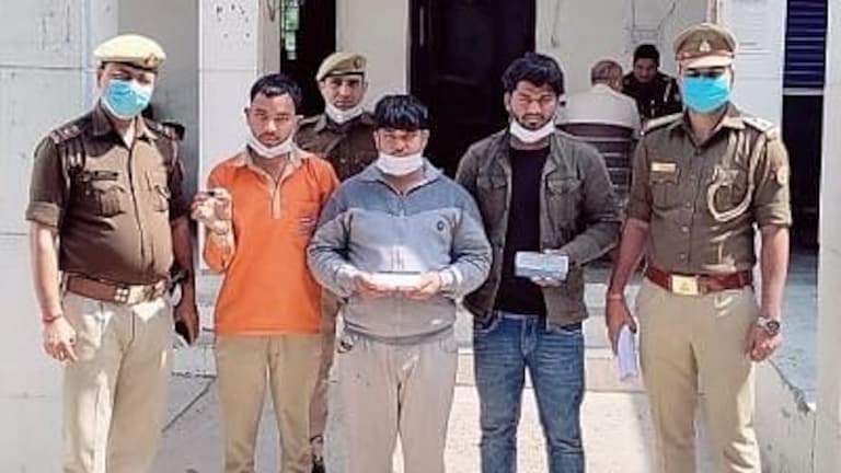 नोएडा: पेट्रोल पंप पर ATM कार्ड की क्लोनिंग करने वाले गैंग का पर्दाफाश, 3 गिरफ्तार UP Tak