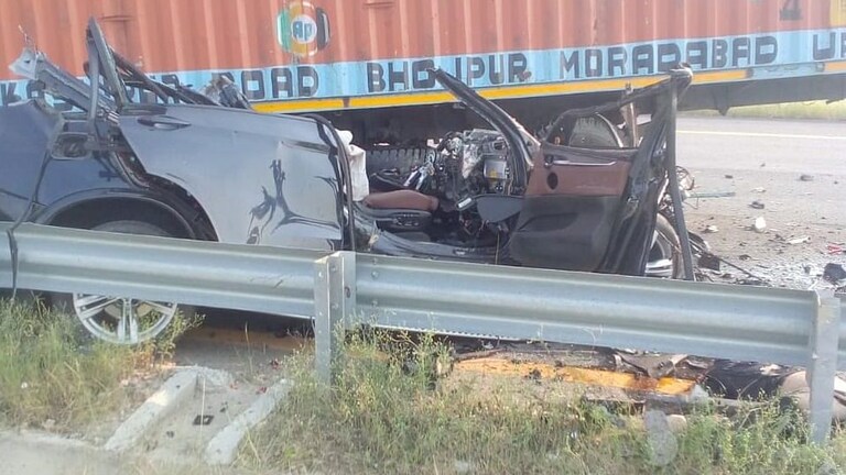 पूर्वांचल एक्सप्रेसवे पर हादसा, सुल्तानपुर में कंटेनर ने मारी BMW कार को टक्कर, 4 की मौत UP Tak