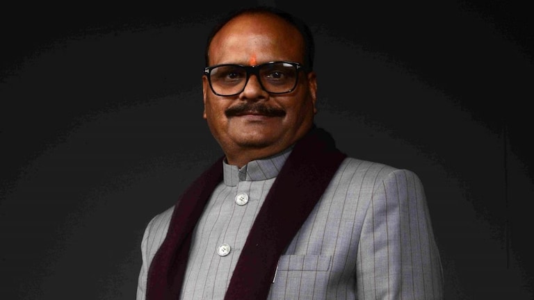 UP: डिप्टी सीएम ब्रजेश पाठक के काफिले के वाहन आपस में टकराए, एंबुलेंस और जीप क्षतिग्रस्त UP Tak