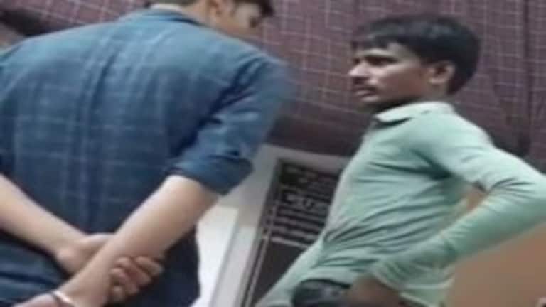 लखनऊ: रिश्वत लेते चौकी इंचार्ज का वीडियो वायरल, पुलिस कमिश्नर ने किया सस्पेंड UPTak