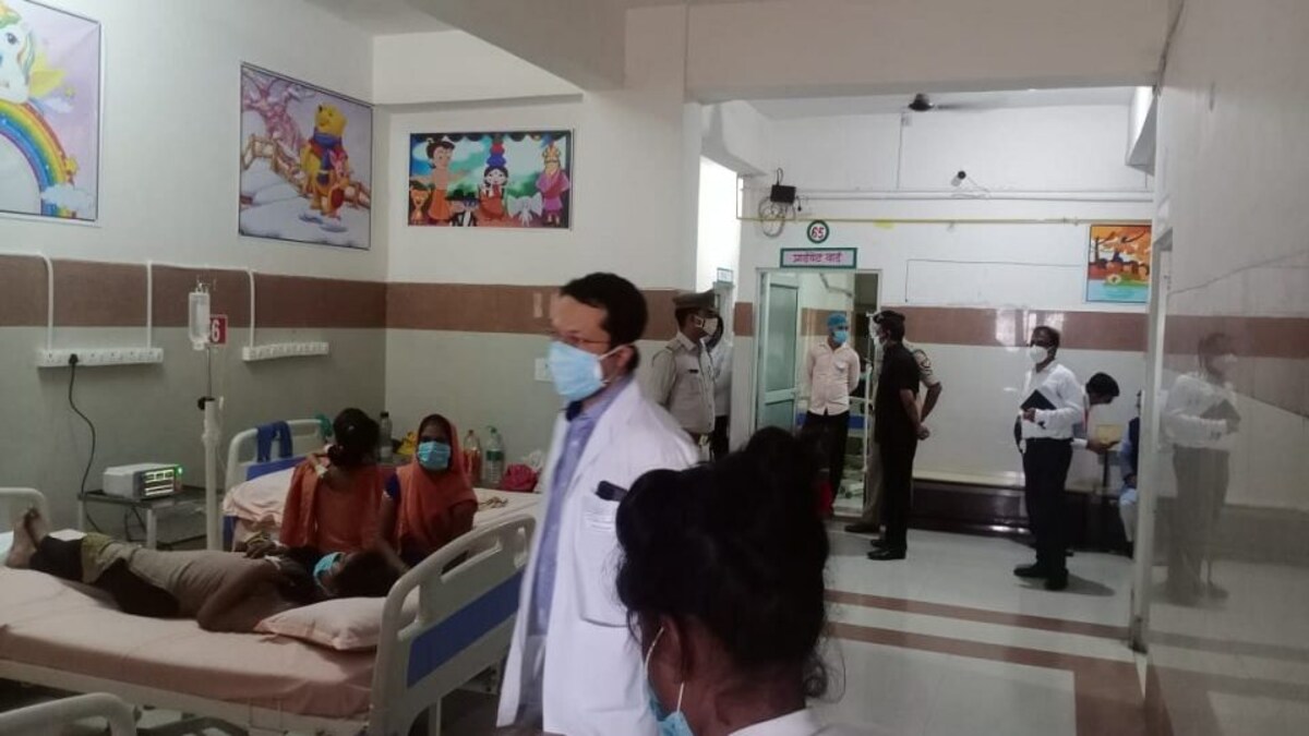 तस्वीरें: फिरोजाबाद में बुखार से बच्चों की मौत, अस्पताल पहुंचे CM योगी UP Tak