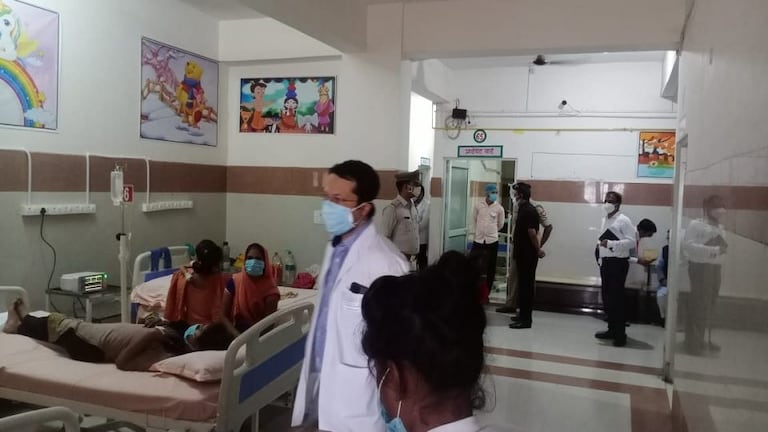 तस्वीरें: फिरोजाबाद में बुखार से बच्चों की मौत, अस्पताल पहुंचे CM योगी UP Tak