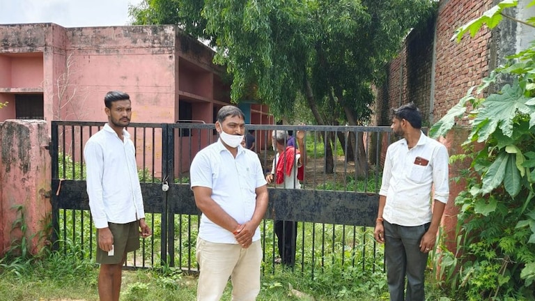 फिरोजाबाद ग्राउंड रिपोर्ट: गांवों के अस्पतालों पर लटके ताले, कैंप में बंटी एक्सपायर दवा UP Tak