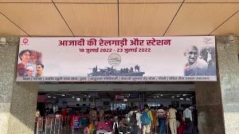आजादी का अमृत महोत्सव: ‘दुल्हन’ की तरह सजाया गया DDU रेलवे स्टेशन, जानें क्या है खास UPTak