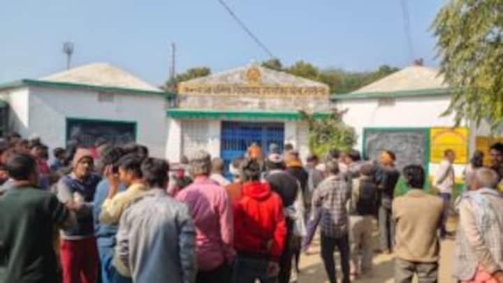 हमीरपुर: सुबह स्कूल पहुंचे छात्र-अध्यापक, गेट खुलते ही निकल गई सबकी चीख, खौफनाक था मंजर UP Tak