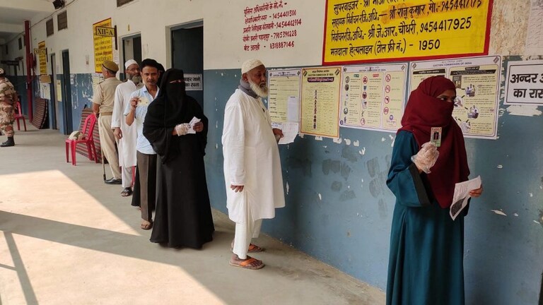 UP लोकसभा उपचुनाव LIVE: आजमगढ़ और रामपुर में तमाम उठापटक के बीच 50 फीसदी भी नहीं हुई वोटिंग UP Tak