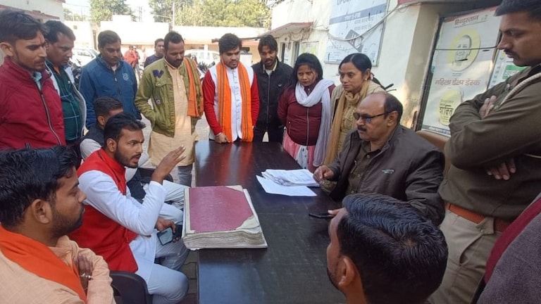 आगरा: सैंटा क्लॉस की टोपी न पहनने पर युवक की नौकरी गई? योगी यूथ ब्रिगेड ने किया हंगामा UP Tak