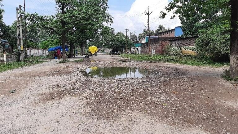 UP की सड़कों का रिएलिटी चेक: ‘धरना-प्रदर्शन के बाद भी सुनवाई नहीं’, संत कबीर नगर का हाल UP Tak