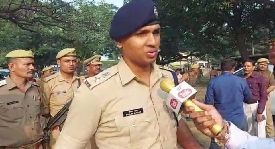 गोला उपचुनाव: बुर्के की आड़ में फर्जी मतदान, पुलिस ने महिला को हिरासत में लिया, कही ये बात UP Tak