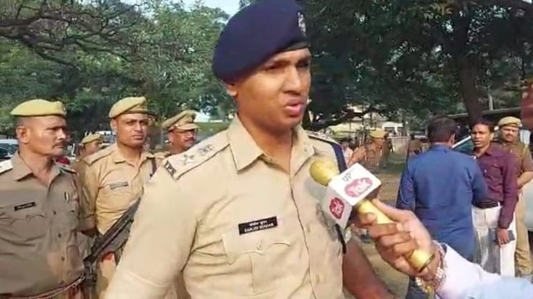 गोला उपचुनाव: बुर्के की आड़ में फर्जी मतदान, पुलिस ने महिला को हिरासत में लिया, कही ये बात UP Tak