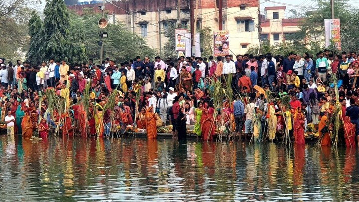 छठ पूजा: यूपी के अलग-अलग जिलों में व्रती महिलाओं ने अस्ताचलगामी सूर्य को दिया पहला अर्घ्य UP Tak