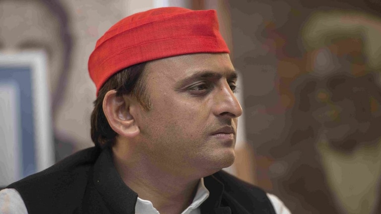 देश में जब 2.5 करोड़ प्रतिदिन वैक्सीन लगने की क्षमता है तो रोज लगती क्यों नहीं: अखिलेश UP Tak