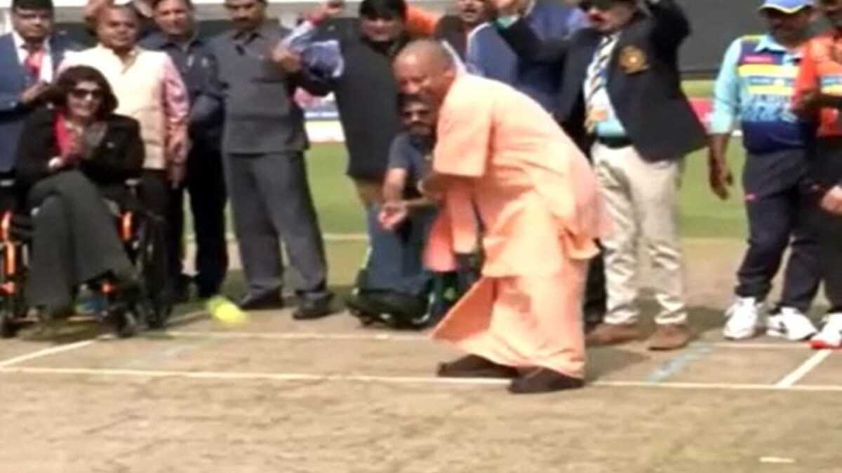 सीएम योगी आदित्यनाथ ने लखनऊ में जब थामा बल्ला, स्ट्रेट ड्राइव लगाई तो लोगों ने बजाई ताली UP Tak