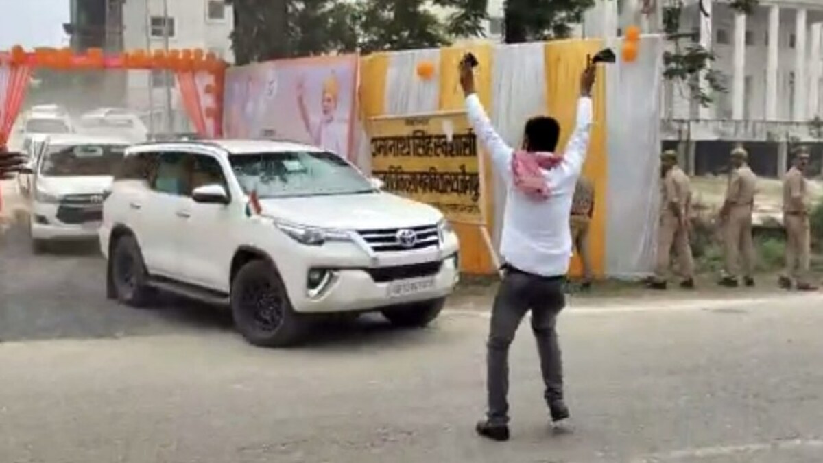 जौनपुर: सुरक्षा व्यवस्था को चकमा देकर सीएम योगी के काफिले में घुसा युवक, दिखाया काला झंडा UP Tak