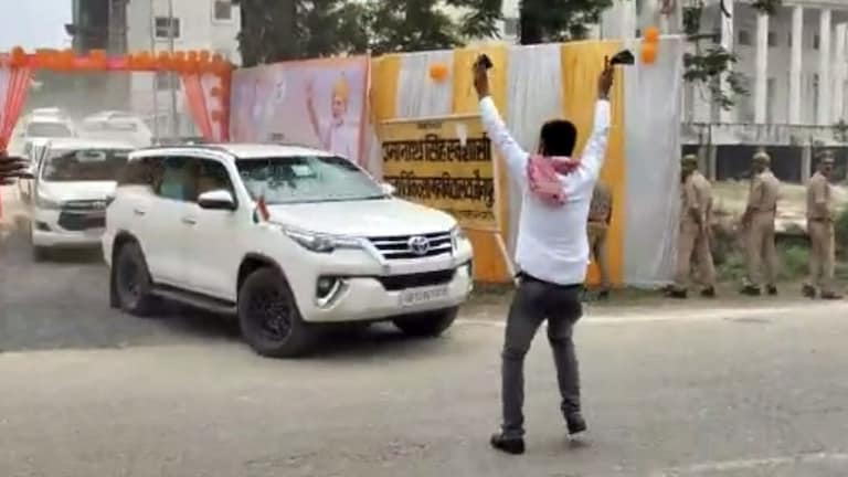 जौनपुर: सुरक्षा व्यवस्था को चकमा देकर सीएम योगी के काफिले में घुसा युवक, दिखाया काला झंडा UP Tak