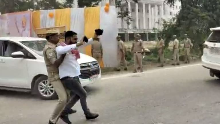 जौनपुर: सीएम योगी को काला झंडा दिखाने के मामले में 2 एसआई और 6 कॉन्स्टेबल निलंबित UP Tak