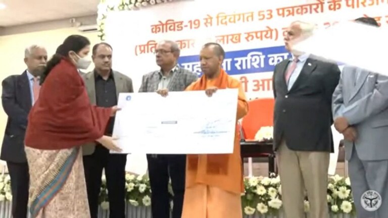 जब सालों बाद अपनी मां से मिले सीएम योगी तो पूछा- ‘पहचान लिया मुझे?’, मां ने दिया ये जवाब UP Tak