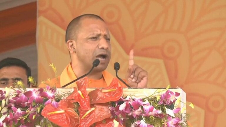 अलीगढ़: सीएम योगी आदित्यनाथ बोले- विभाजनकारी राजनीति के लिए जानी जाती थीं पिछली सरकारें UP Tak