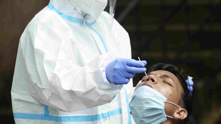 UP में चुनावी हलचल के बीच नहीं थम रहे COVID केस, जानें किस जिले में कितनी हो रही जांच UP Tak