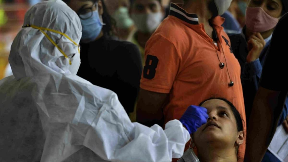 UP में तेजी से बढ़ रहे कोरोना केस, 24 घंटे में सामने आए 992 नए मामले UP Tak