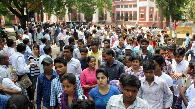 7 लाख से अधिक ने छोड़ी सरकारी नौकरी की UP PET की परीक्षा, ऐसे पकड़े गए 77 साल्वर UP Tak