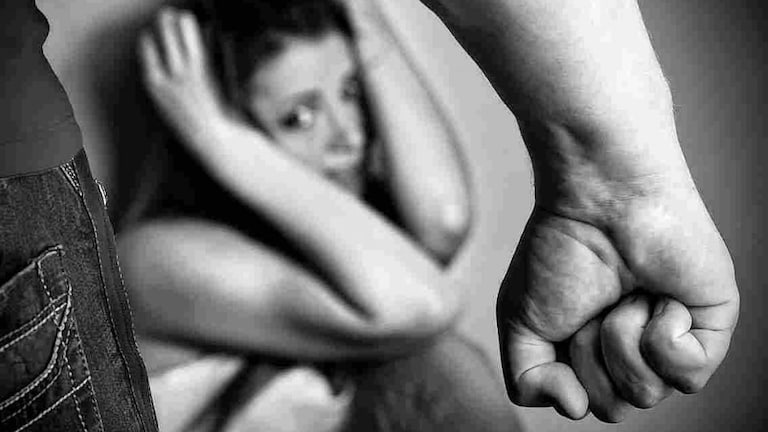 NCW को महिलाओं के खिलाफ अपराध की करीब 31000 शिकायतें मिलीं, इनमें आधे से अधिक यूपी से UP Tak