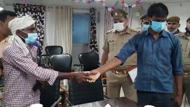 हथेली में M-SEAL लगाकर हाथ मिलाने के बहाने ठगी करने वाले गैंग का पर्दाफाश, 4 गिरफ्तार UP Tak