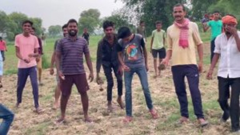 नाग पंचमी पर चंदौली में मनाई जाती है अनूठी परंपरा, दो गांव के लोग आपस में बरसाते हैं पत्थर UP Tak