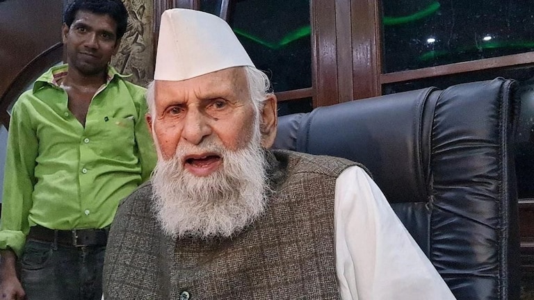 मदरसा सर्वे के पीछे सरकार की नियत मुसलमानों को खौफजदा करने की है: संभल से सपा सांसद बर्क UP Tak