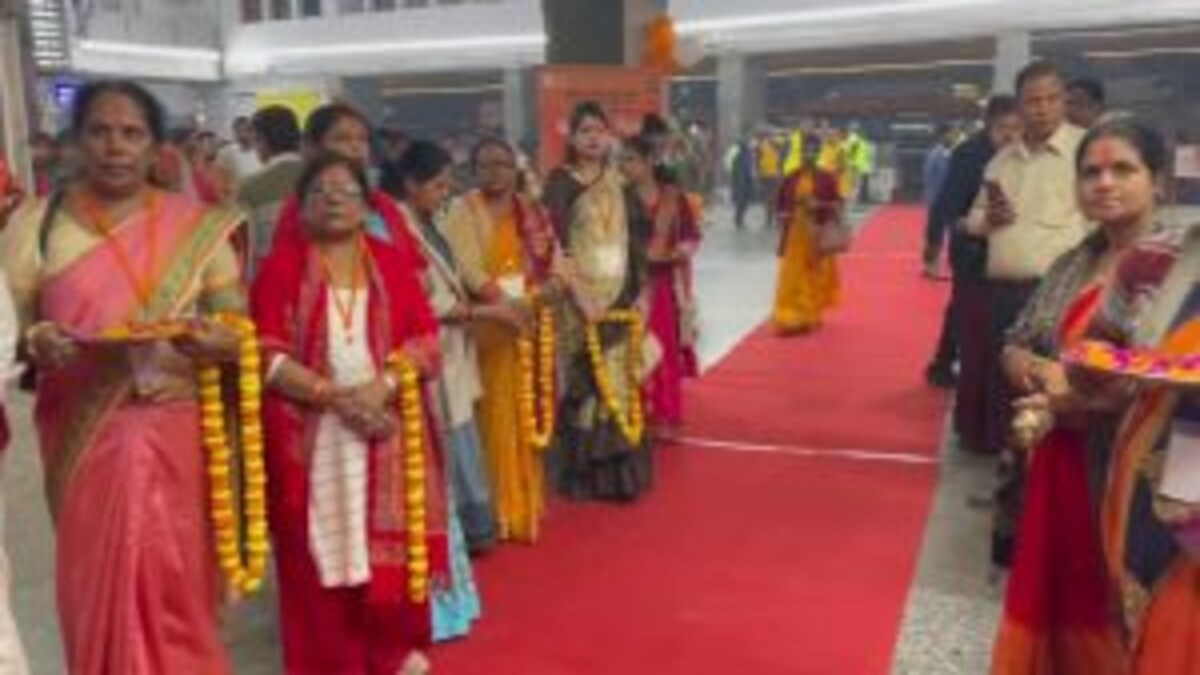 काशी तमिल संगमम के लिए DDU जंक्शन पहुंचे साहित्य जगत से जुड़े डेलिगेट्स, हुआ जोरदार स्वागत UP Tak