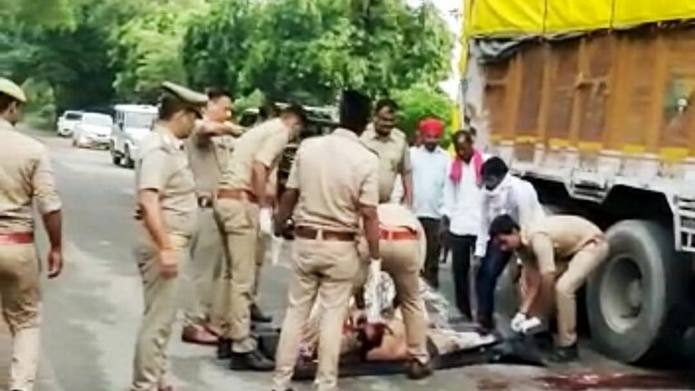 सुलतानपुर: ट्रक ने ARTO के सिपाही और ड्राइवर को रौंदा, दोनों की मौत, ऐसे बची एआरटीओ की जान UP Tak