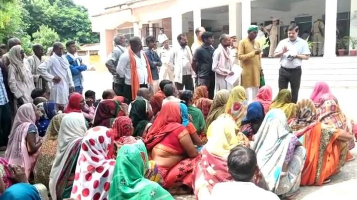 हमीरपुर: भारी बारिश से गिरे कई कच्चे मकान, मुआवजे की मांग को लेकर लोगों ने किया प्रदर्शन UP Tak