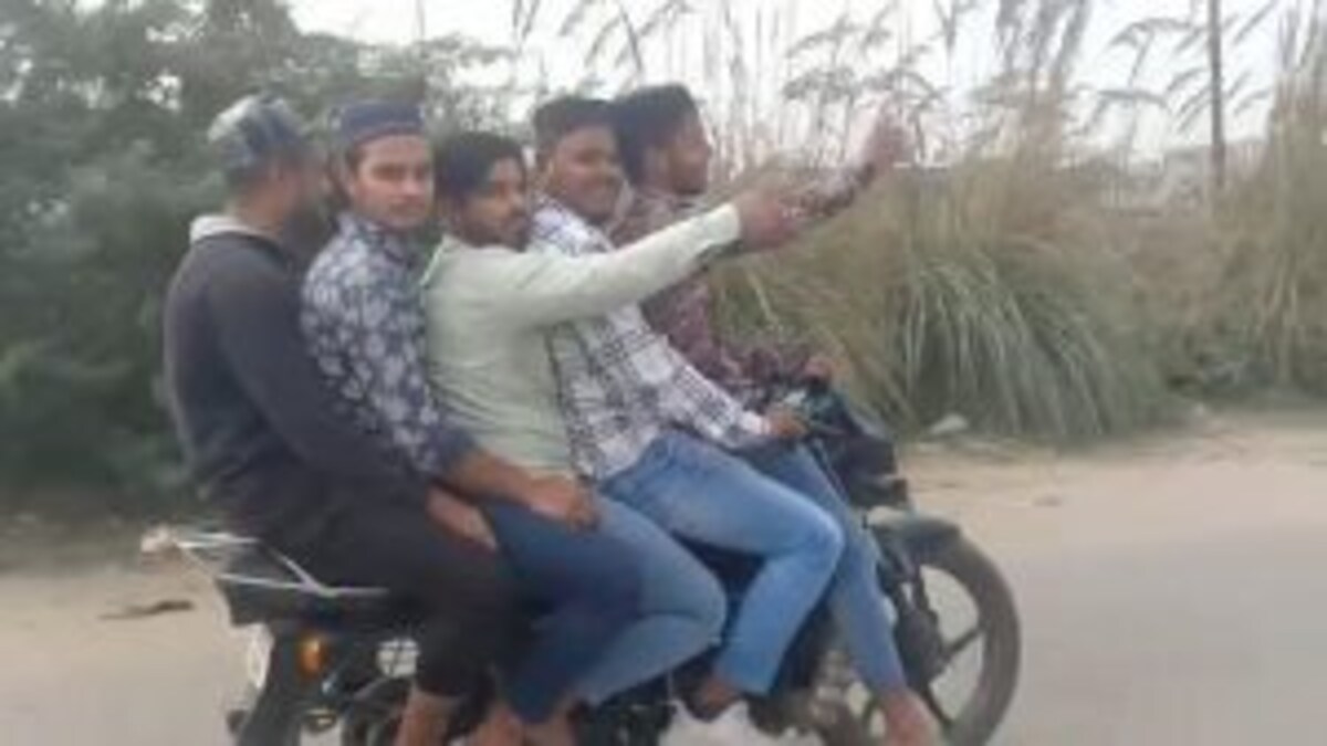 एक बाइक पर 5 युवक हुए सवार, वीडियो वायरल, यूपी पुलिस ने दी ये सजा UP Tak