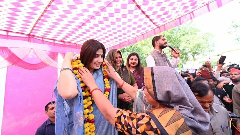 मैनपुरी में घर-घर वोट मांग रहीं डिंपल यादव, बोलीं- ‘ये मेरा नहीं नेताजी का चुनाव है’ UP Tak