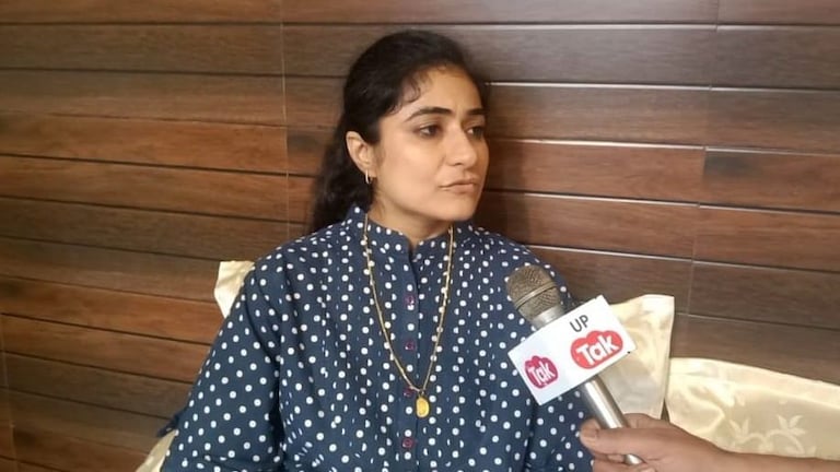 गार्ड को पीटने वाली आगरा की महिला ने किया बड़ा दावा, बताया- क्यों चलाना पड़ा डंडा UP Tak