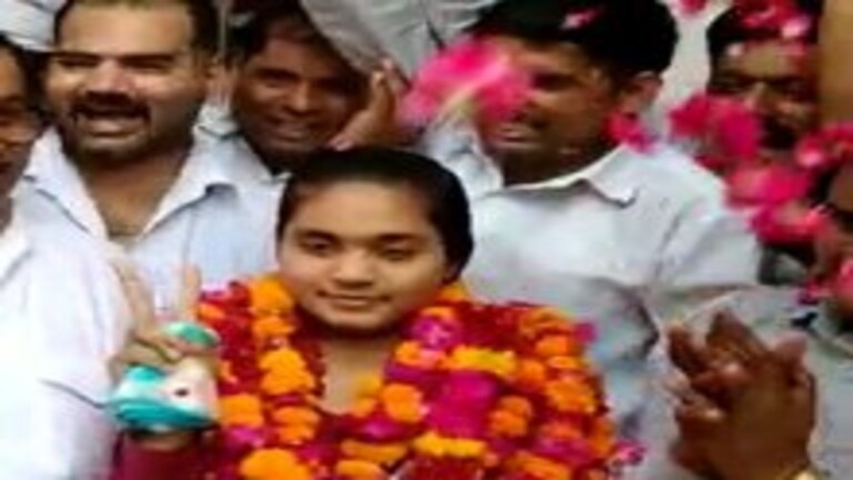 UP Board 2022 12th Result: ढोल-ताशे से हुआ 12वीं की टॉपर दिव्यांशी का स्वागत, लगे नारे UP Tak