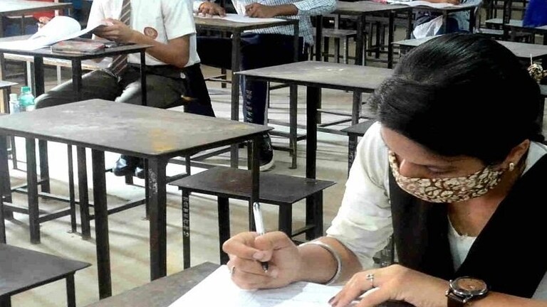 UP Board Exams 2022: पहले दिन 4 लाख से ज्यादा परीक्षार्थियों ने छोड़ी परीक्षा UP Tak
