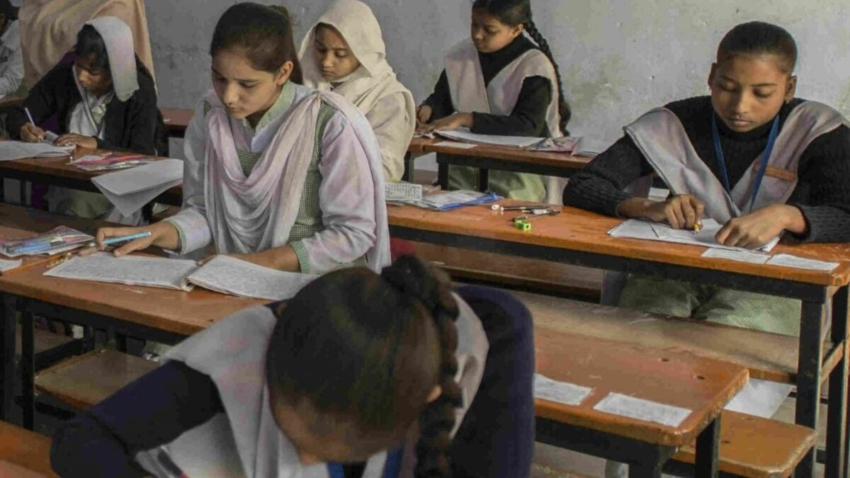 गाजियाबाद: कोहरे का स्कूलों पर असर, बदला गया कक्षा 1 से 12 तक के स्कूलों का समय, जानिए UP Tak
