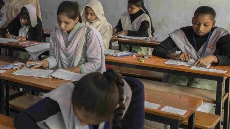 गाजियाबाद: कोहरे का स्कूलों पर असर, बदला गया कक्षा 1 से 12 तक के स्कूलों का समय, जानिए UP Tak