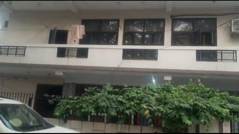 गाजियाबाद के एक घर से मिले बुजुर्ग दंपति के शव, रंजिश में हत्या का शक UP Tak