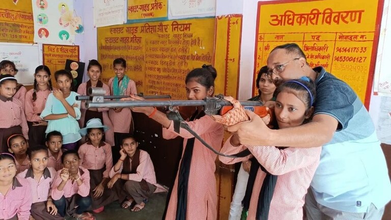 हमीरपुर में स्कूली छात्राओं को दी गई बंदूक चलाने की ट्रेनिंग, मकसद जान रह जाएंगे हैरान! UP Tak