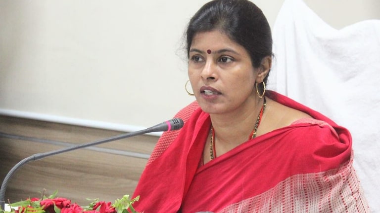 योगी सरकार की मंत्री स्वाति सिंह को पत्रकारों के सवाल नहीं आए रास, भड़क कर दिया ये जवाब UP Tak