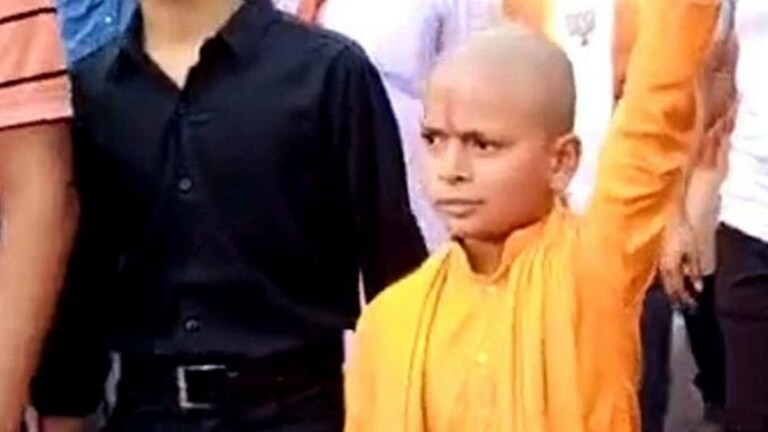 CM योगी जैसा बन कर रैली में पहुंचे बच्चे ने लूटी महफिल, ‘कमांडो’ भी थे साथ UP Tak