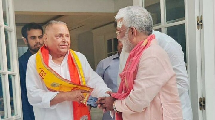 मुलायम से मिले स्वतंत्र देव सिंह, कल्याण की श्रद्धांजलि सभा में शामिल होने का दिया न्योता? UP Tak