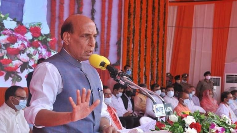 लखनऊ में राजनाथ सिंह क्यों बोले- ‘पोस्टर पर हमारी फोटो हो न हो, अटल की होनी चाहिए’ UP Tak