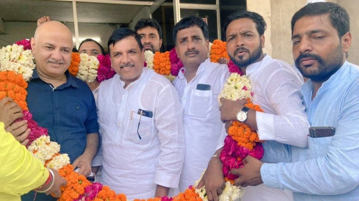 अयोध्या में मनीष सिसोदिया और संजय सिंह ने किए रामलला के दर्शन, लिया संतों का आशीर्वाद UP Tak